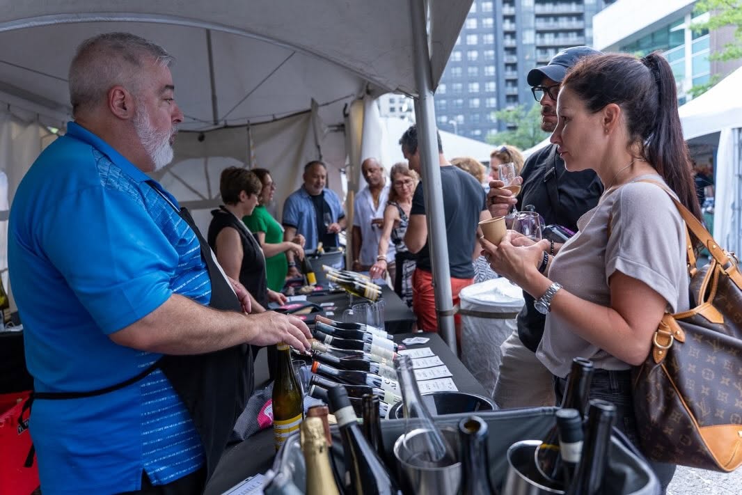 Un exposant fait déguster ses vins aux visiteurs